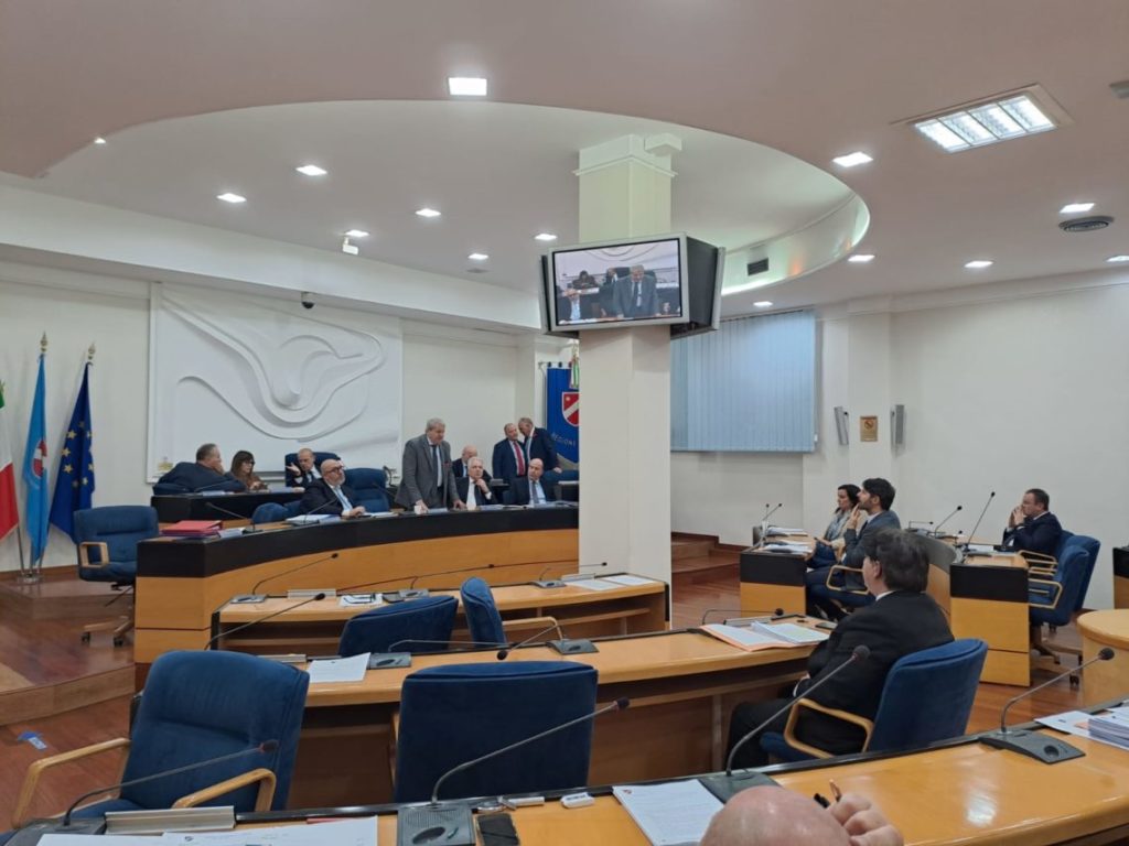 Contenziosi Regione, approvati debiti fuori bilancio per pagare gli avvocati | Passa mozione per i lavoratori 3G spa