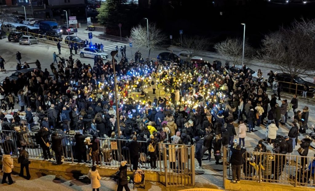 La fiaccolata dei bambini della ‘Colozza’ per lanciare un messaggio di pace. VIDEO