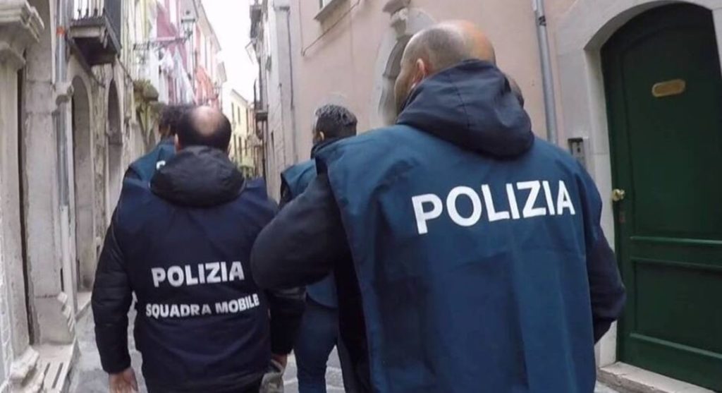 Finto nipote spilla 2.500 euro a coppia di anziani, i poliziotti lo notano: arrestato giovane truffatore