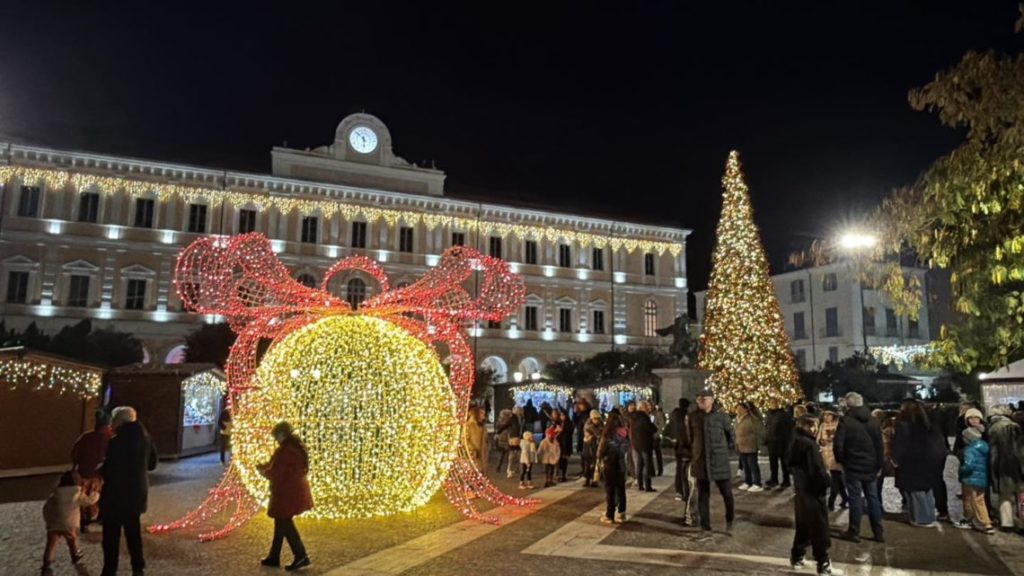 “Natale è meraviglia”, Campobasso si colora di luminarie: presentato il programma delle festività. FOTO
