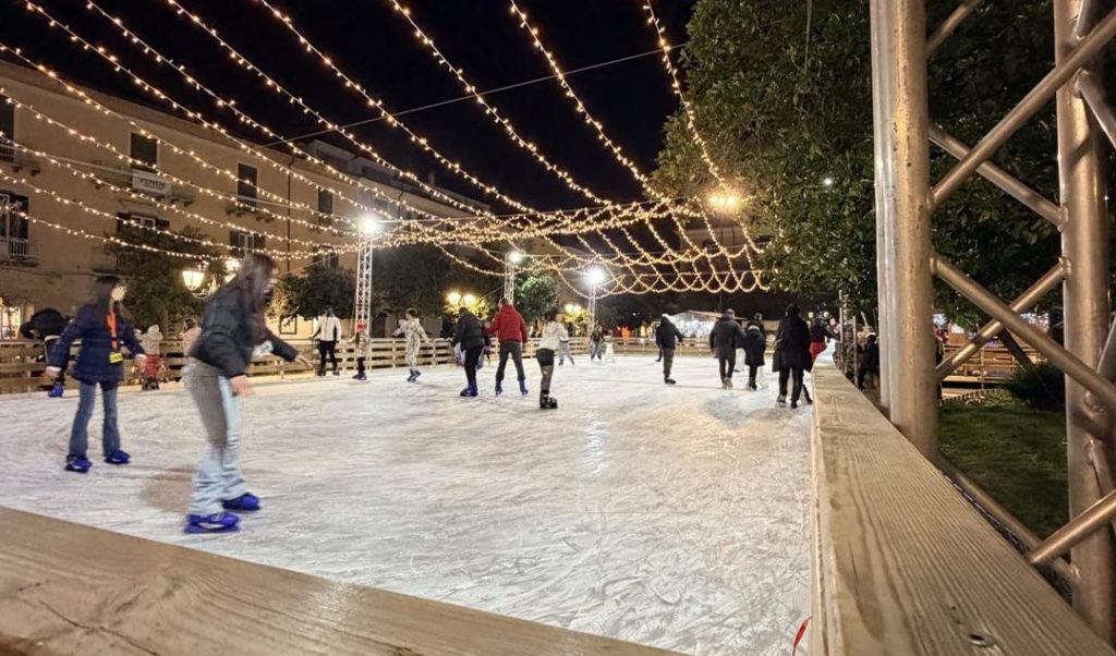 Momenti di sdegno in piazza: parte il brano “Faccetta nera” vicino pista di pattinaggio. Gestore: “Mi scuso, evento non voluto”