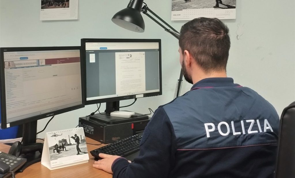 Presenta due attestati falsi per farsi rinnovare il permesso di soggiorno, denunciato