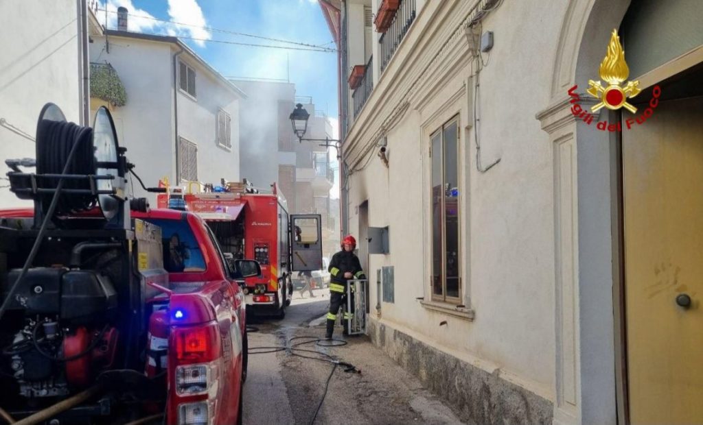 Fiamme in un appartamento, danni ingenti. In salvo il proprietario