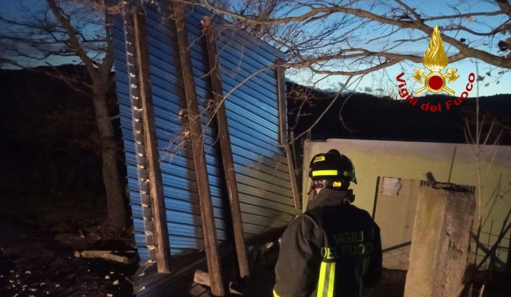 Forte vento, rimossi alberi e rami sulle strade. Copertura si stacca da fabbricato