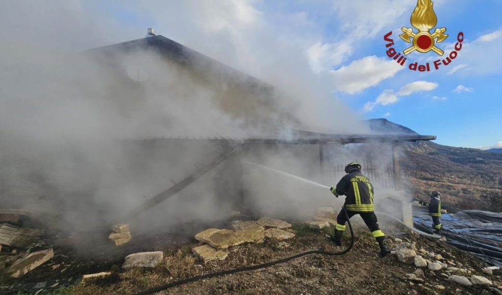 Legnaia prende fuoco, danneggiato il tetto di un’abitazione. Malore per una donna