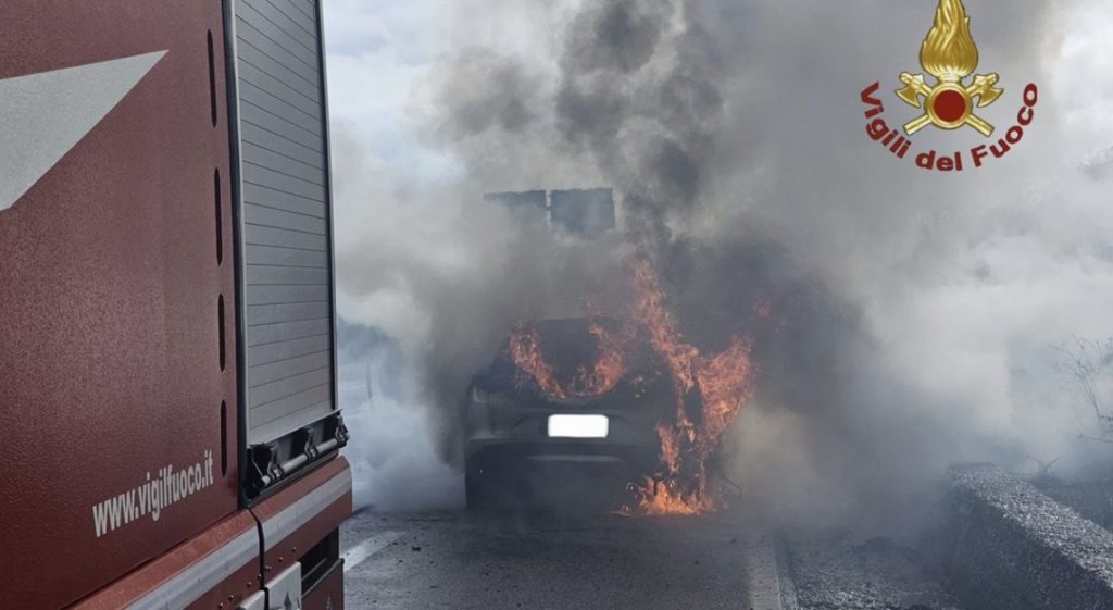 Auto in fiamme sulla Statale 652, salvi gli occupanti