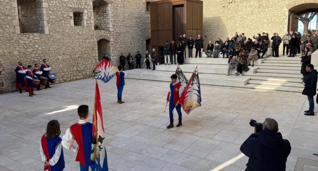 Il Castello Monforte riapre tra musica e sbandieratori. Partono le visite guidate. FOTO