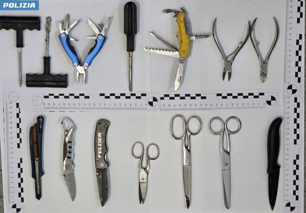 Fermati con attrezzi da scasso, denunciati ed espulsi due clandestini