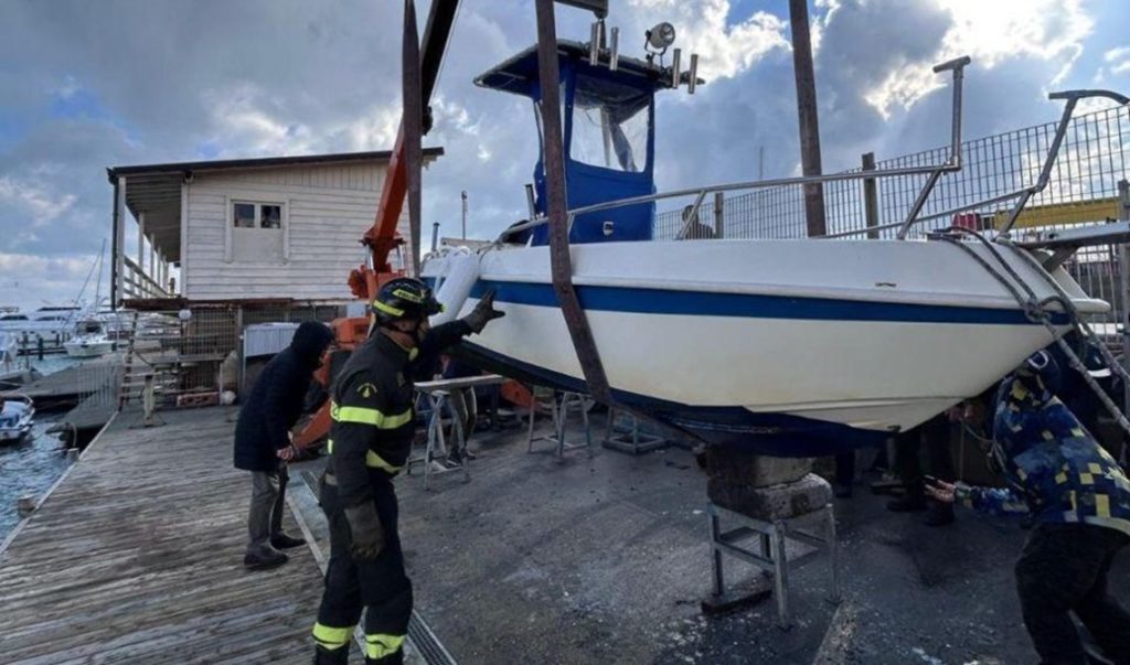 Natante imbarca acqua e rischia di affondare, recuperato dai Vigili del Fuoco