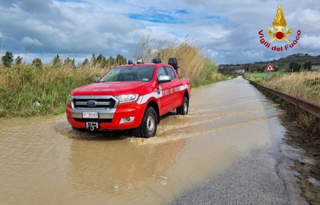 Maltempo: allagamento vicino al Sinarca, chiuso tratto della Provinciale