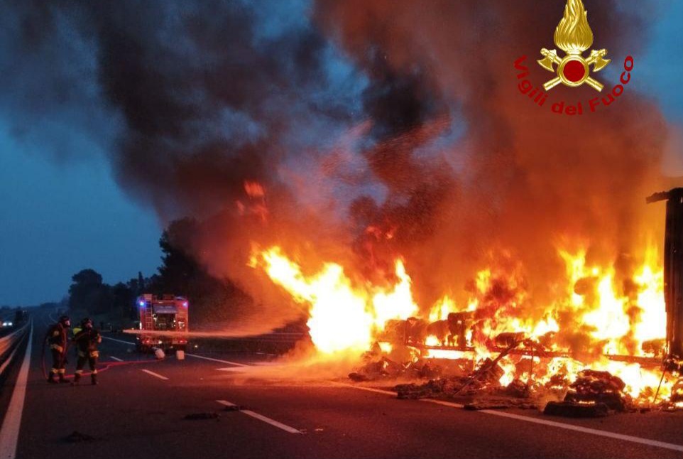 Panico all’alba in A14, autoarticolato divorato dalle fiamme. FOTO