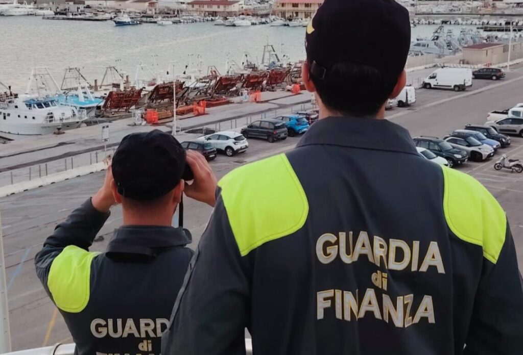 Automobilista sorpreso a rubare gasolio agevolato da un motopeschereccio, ora dovrà pagarlo con gli “interessi”