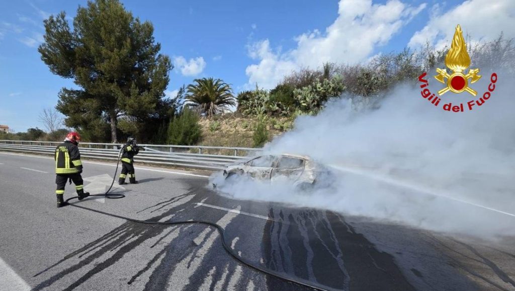 Auto prende fuoco all’uscita dalla galleria: salva la conducente, viabilità interrotta