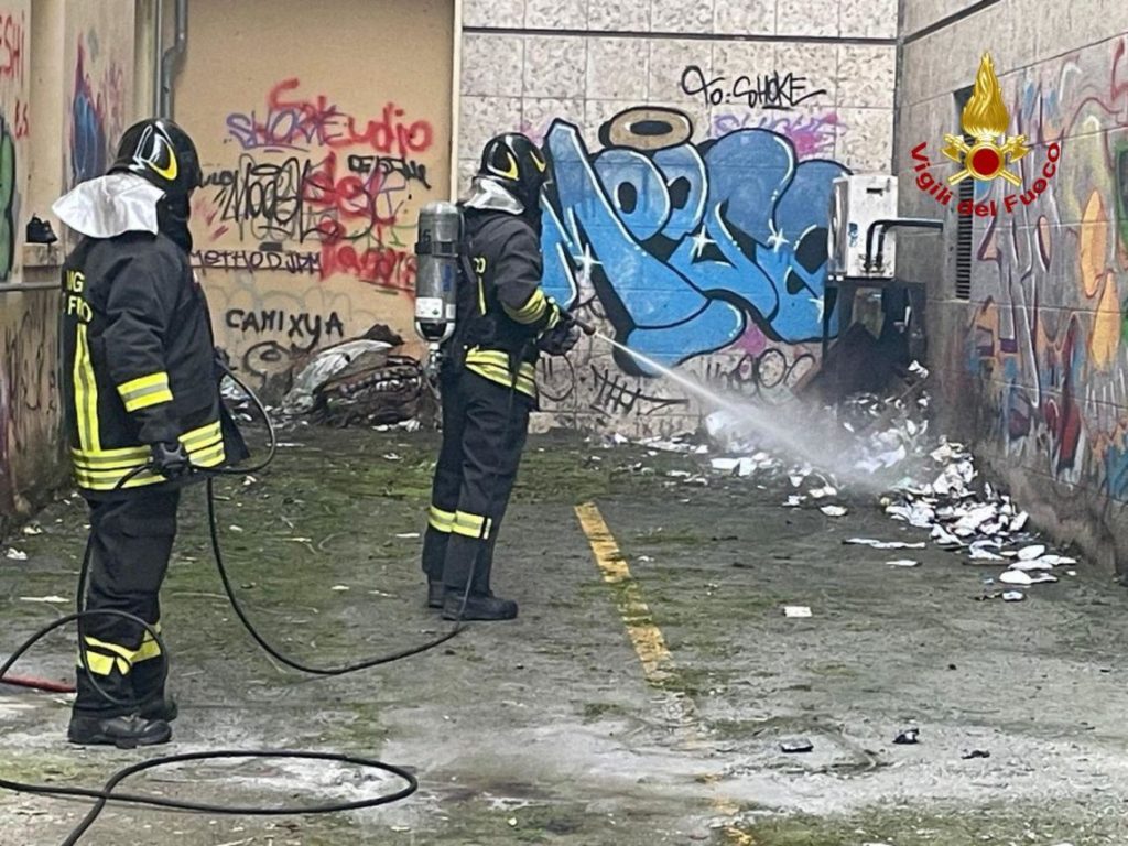 Incendio nel cortile della Corte dei Conti, evacuato il personale
