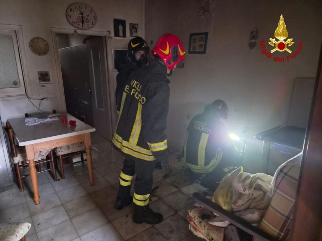 Divano prende fuoco in un’abitazione del centro storico