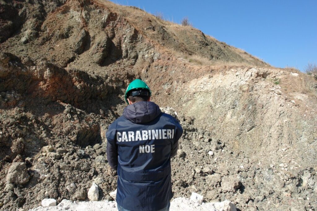 False attestazioni per autorizzare lavori in una cava, indagato dirigente regionale