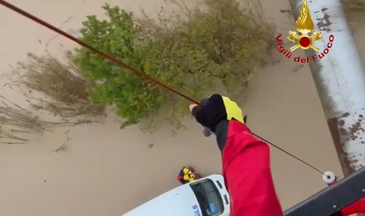 Maltempo: auto sommersa dall’acqua, donna salvata con elicottero. VIDEO