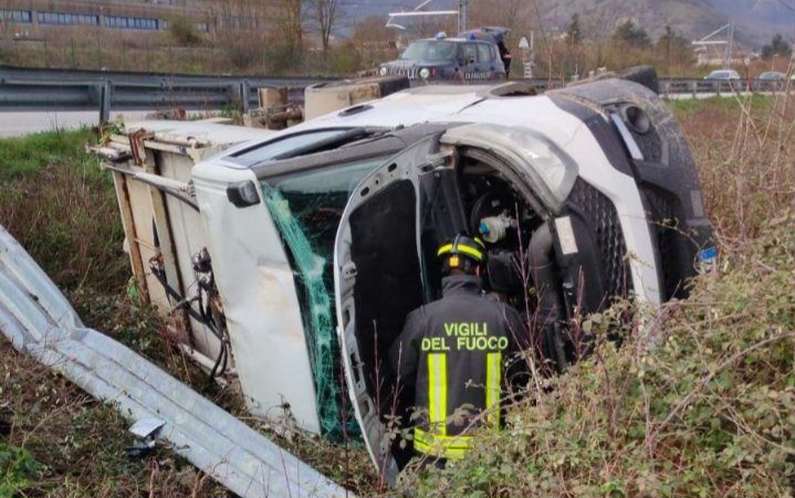 Scontro sulla Statale 17 tra furgone e mezzo di raccolta rifiuti