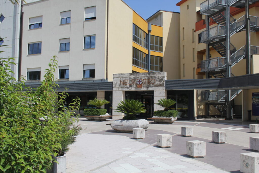 Neurochirurgia da svegli con ipnosi: al Neuromed un approccio integrato per preservare le funzioni cerebrali