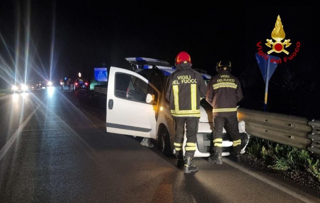 Auto a metano contro il guardrail: conducente in ospedale, messo in sicurezza il veicolo