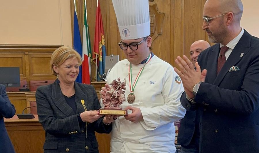 Medaglia d’argento ai Campionati della Cucina Italia, il Comune di Campobasso omaggia il giovanissimo chef Cosimo Testa