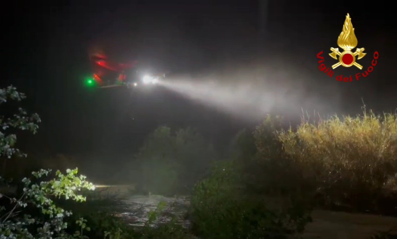 Maltempo: travolto dalla piena si aggrappa ad un albero, salvato nella notte