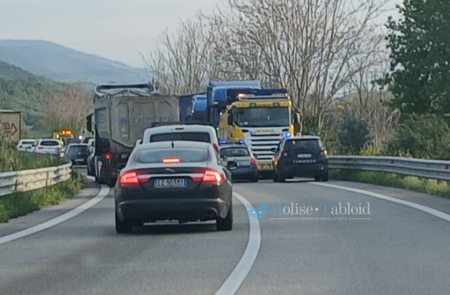 Scontro sulla Trignina tra auto e tir, feriti in ospedale