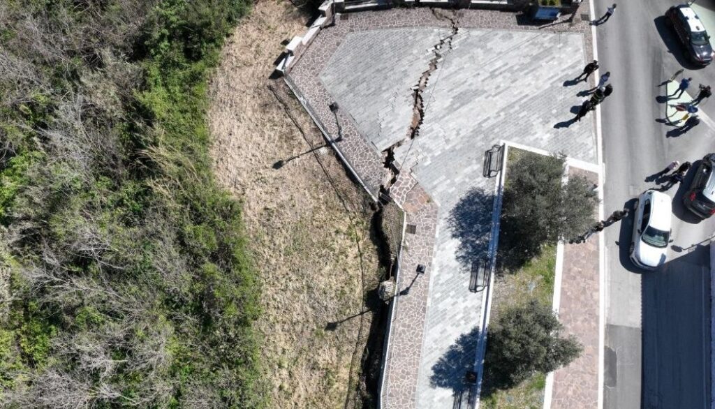 La frana di Petacciato torna a muoversi, “sprofonda” il Belvedere. Sopralluoghi in corso | Chiuse autostrada e ferrovia. VIDEO