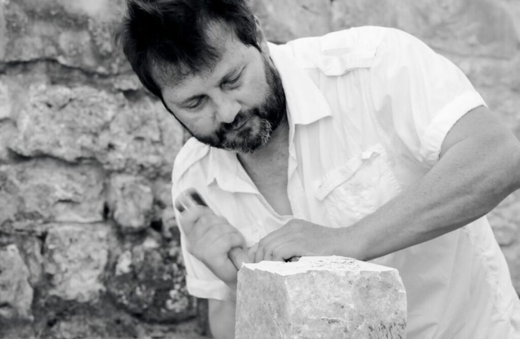 Addio ad Edoardo Lalli, a 58 anni scompare lo scultore della pietra dell’Alto Molise