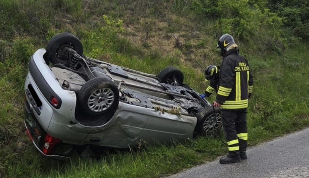 Perde il controllo dell’auto e si ribalta nella vegetazione