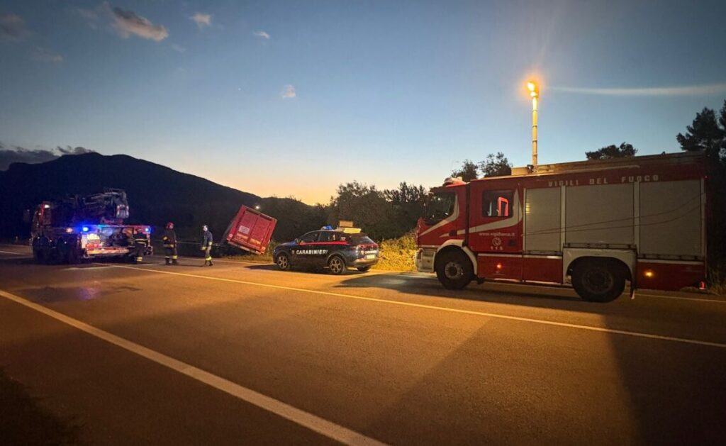 Incidente sulla Statale, autocarro con animali a bordo finisce fuori strada