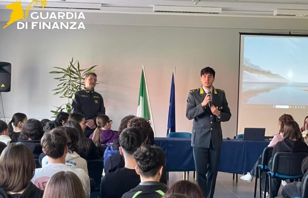 Educazione alla legalità economica, incontri Finanza-studenti: oltre 60 classi coinvolte