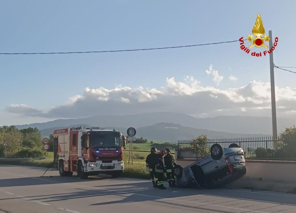 Scontro tra due veicoli, una delle due auto finisce contro un muretto e si ribalta: tre feriti