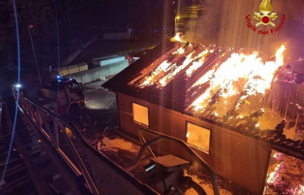 Incendio nella notte a Casacalenda, le fiamme “divorano” la scuola del paese. VIDEO