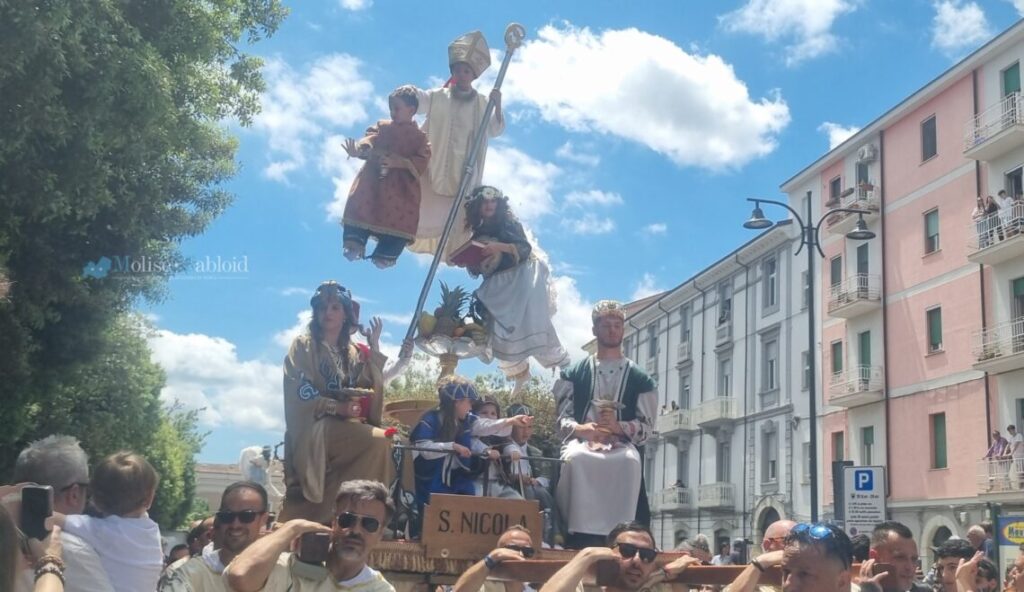 Misteri, belli ed emozionanti: la storica “marcia” tra le strade di Campobasso accende il Corpus Domini. VIDEO E FOTO