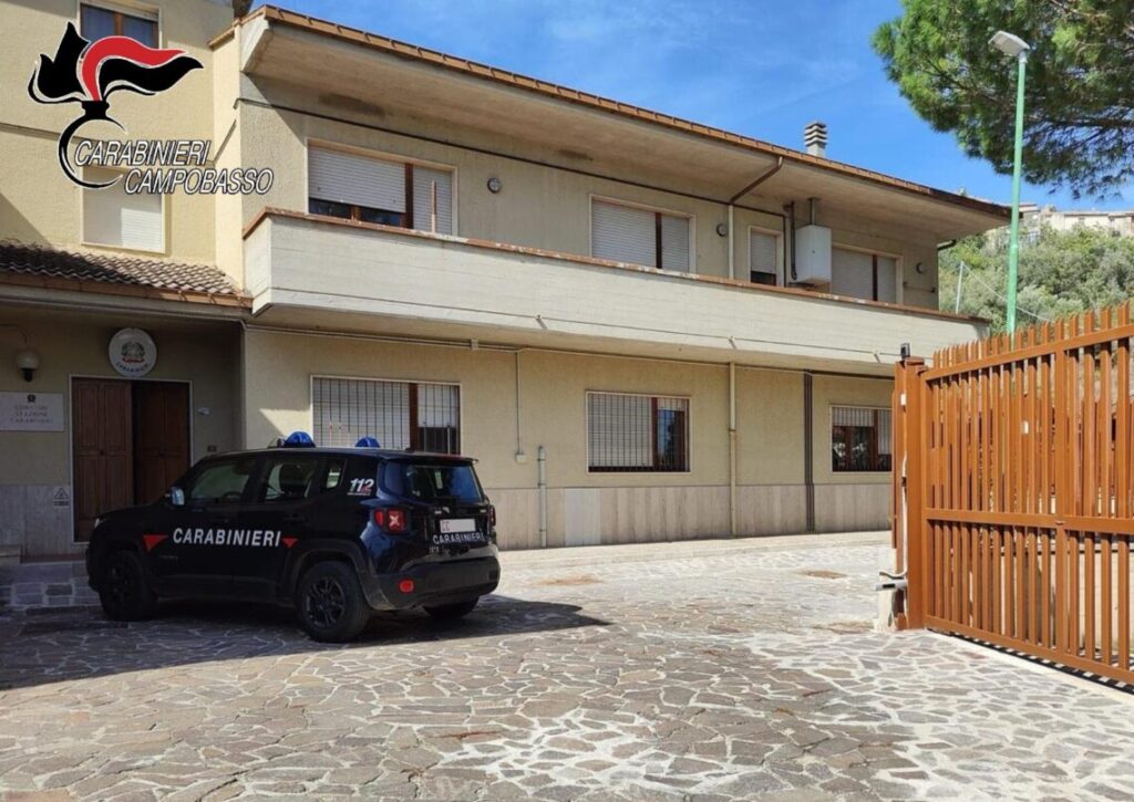 Tenta di investire tre persone su una panchina con la sua auto, arrestato
