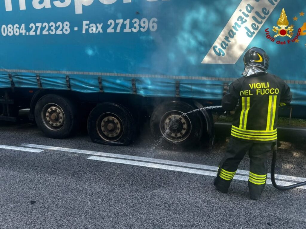 Momenti di apprensione sulla Statale, principio di incendio ad autotreno alimentato a gas naturale
