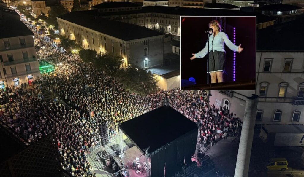 Applausi per l’eterna ragazza “in vacanza da una vita”: Irene Grandi fa cantare il pubblico campobassano. VIDEO