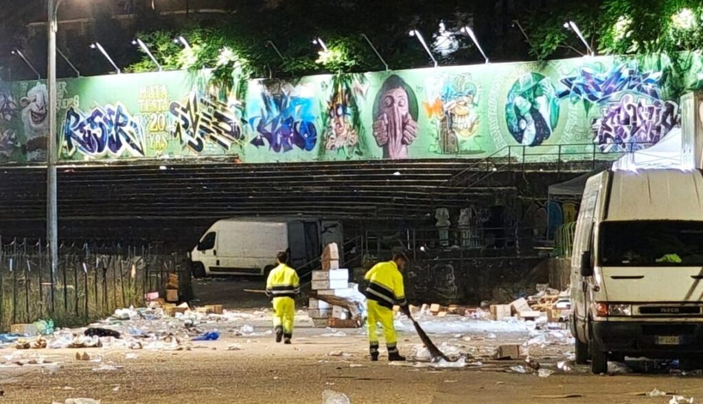 Corpus Domini, dopo la festa restano solo i rifiuti in strada: operatori Sea al lavoro fino all’alba