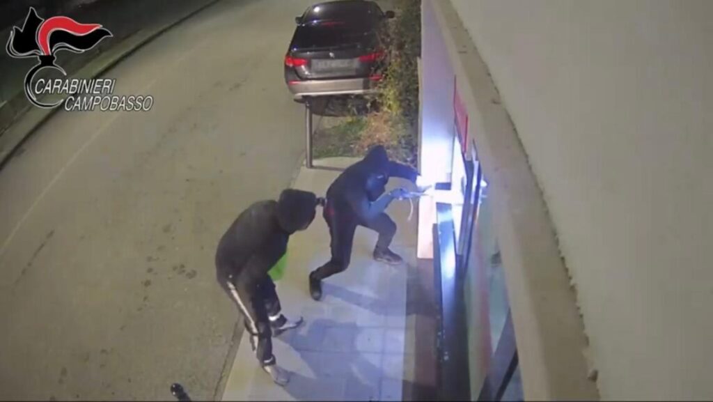 Assalti ai bancomat, scacco alla banda. Arresti e perquisizioni dei Carabinieri
