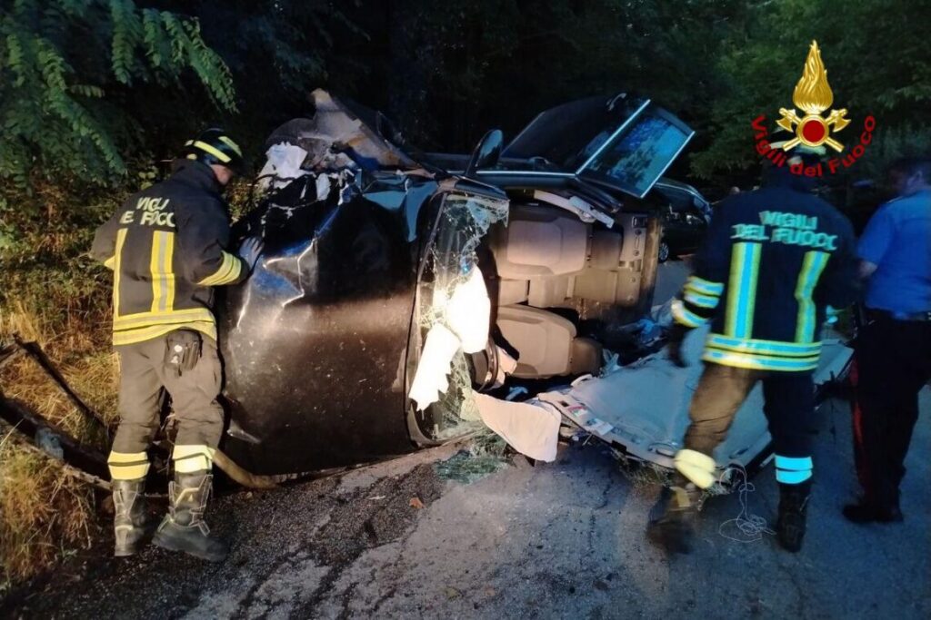 Auto si ribalta: 4 ragazzi in ospedale, uno grave