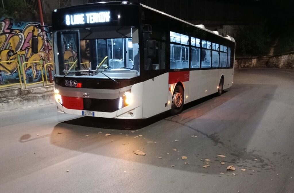 Lancio di bottiglie e mattoni contro l’autobus, il conducente: “È stato un gruppo di ragazzi”