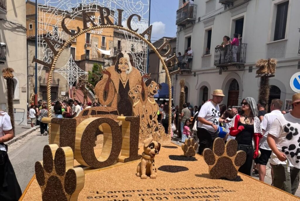 Sfilano i carri di grano a Jelsi: da Rocky Balboa alla Carica dei 101