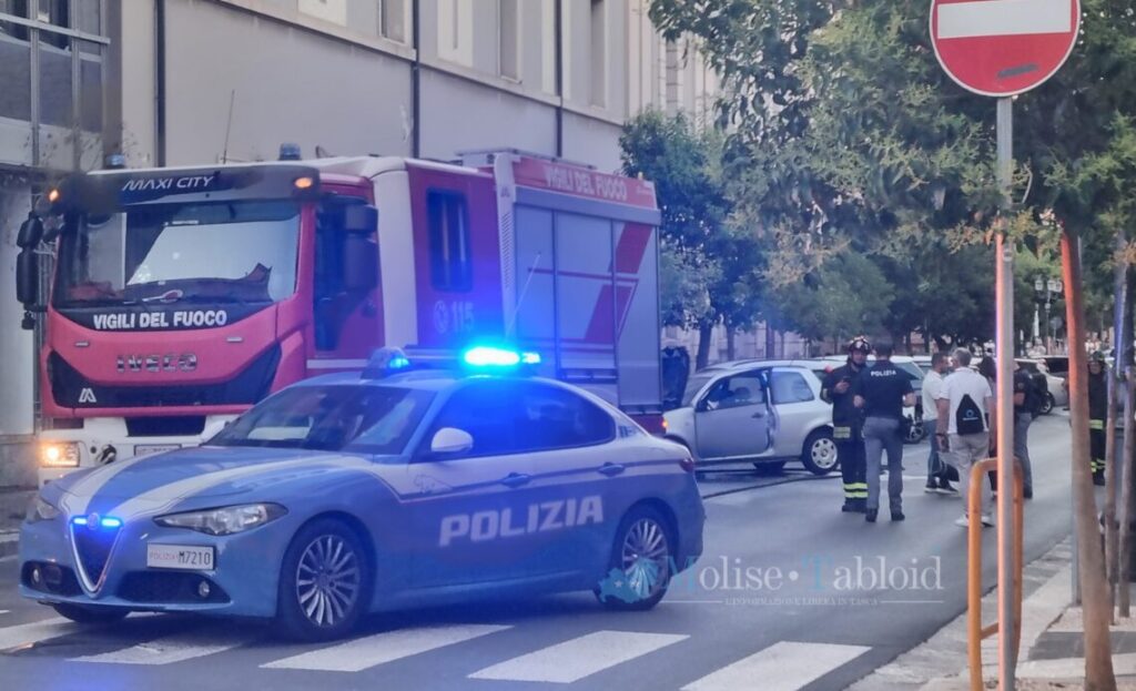 Paura in centro: auto prende fuoco, in salvo giovani occupanti