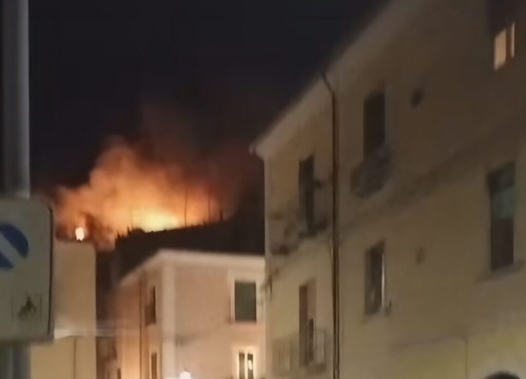 “Brucia” nella notte la collina Monforte, sfiorate le abitazioni