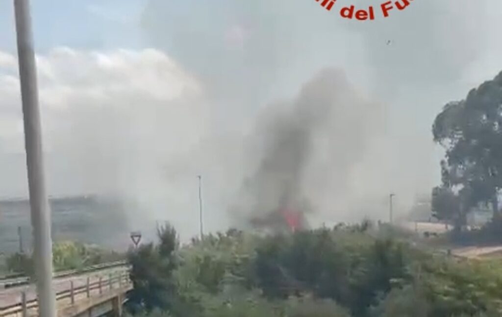 Incendio a Campomarino, chiuse Statale e tratta ferroviaria. Evacuata casa di riposo