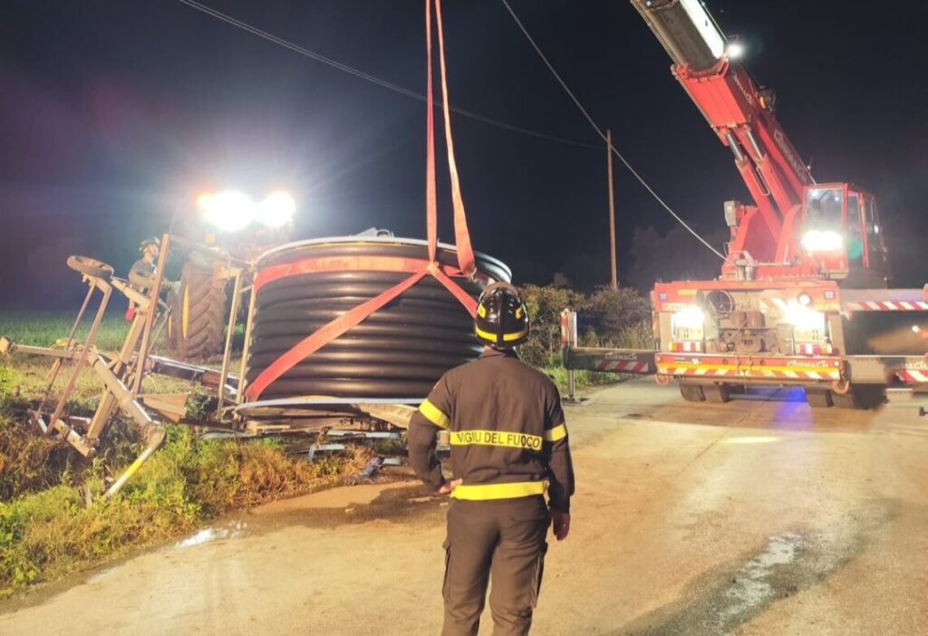 Incidente nei campi: si ribalta mezzo agricolo, conducente illeso