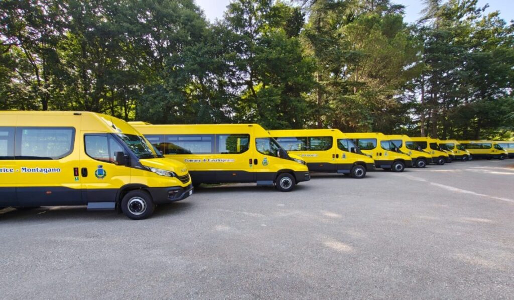 Trasporto sostenibile, consegnati nuovi scuolabus a 17 Comuni e 3 van agli Ats