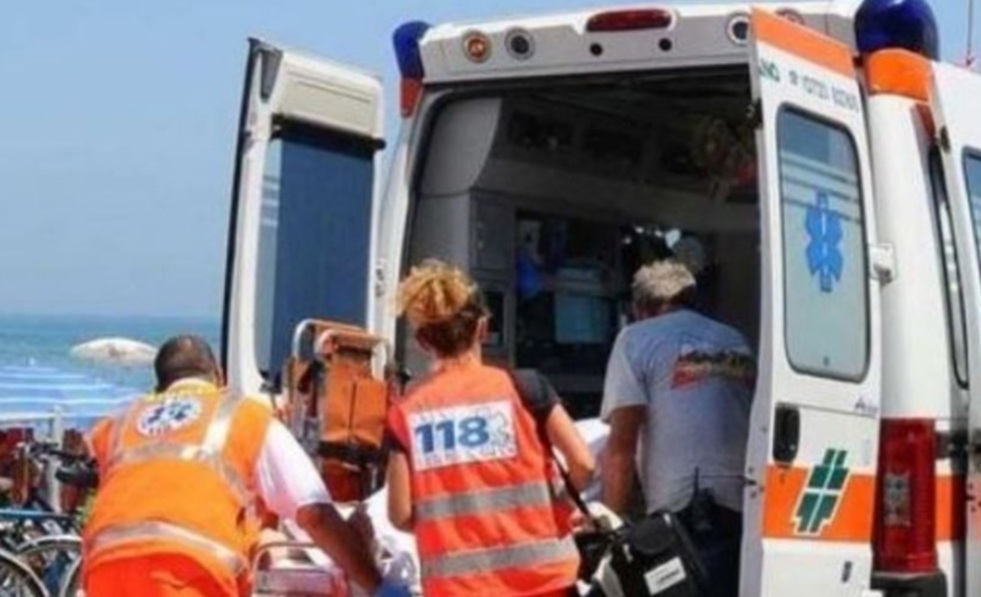 Tragedia in mare: accusa malore in acqua, muore 67enne