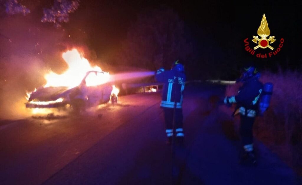 Rientro a casa “infernale”: auto divorata dalle fiamme nel cuore della notte, conducente si mette in salvo